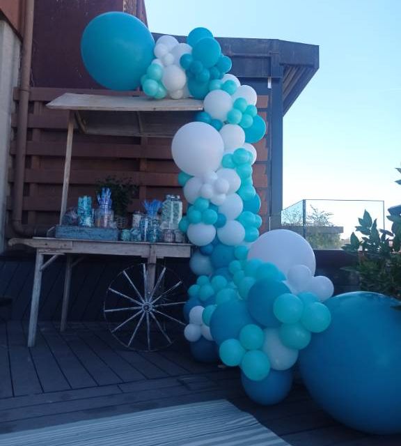 Preparativos fiesta con globos